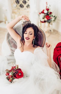 Beyaz gelinlik studio poz güzel genç gelin 