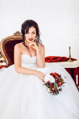 Beyaz gelinlik studio poz güzel genç gelin 