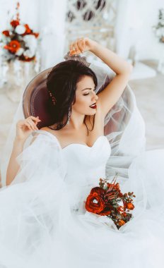 Beyaz gelinlik studio poz güzel genç gelin 