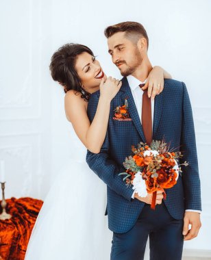 güzel ve genç gelin ve damat odasında poz