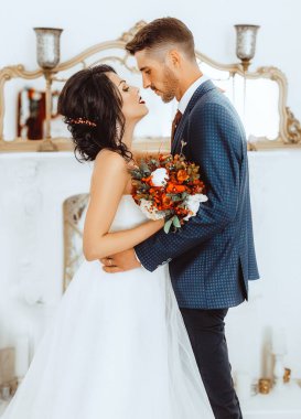 güzel ve genç gelin ve damat odasında poz