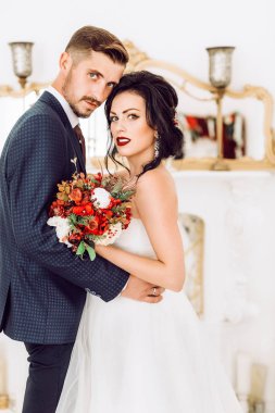 güzel ve genç gelin ve damat odasında poz