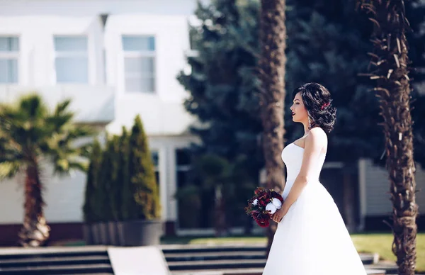 Красивая Молодая Невеста Белом Свадебном Платье Позирует Открытом Воздухе — стоковое фото