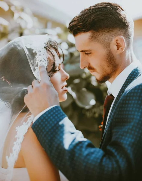 Güzel Genç Gelin Damat Açık — Stok fotoğraf