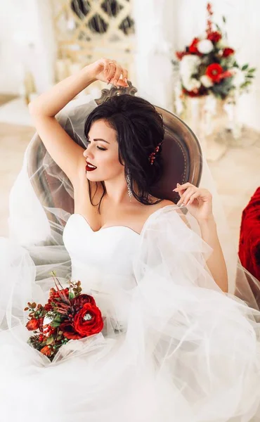 Bella Giovane Sposa Abito Sposa Bianco Posa Studio — Foto Stock