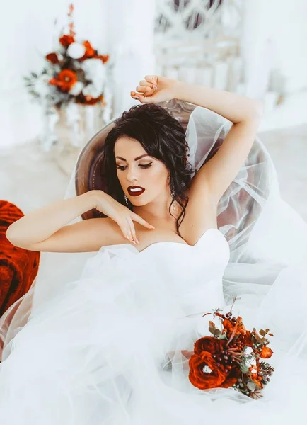 Bella Giovane Sposa Abito Sposa Bianco Posa Studio — Foto Stock