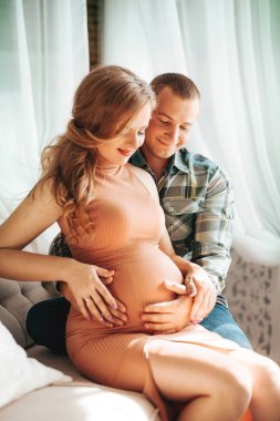 Güzel genç çift bekliyor bebek Studio poz 