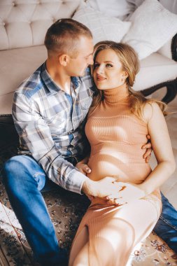 Güzel genç çift bekliyor bebek Studio poz 