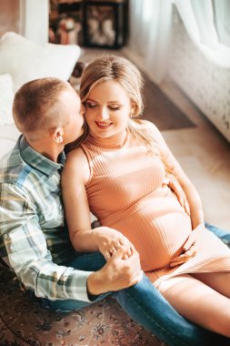 Güzel genç çift bekliyor bebek Studio poz 