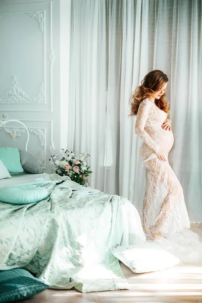 Portre Studio içinde güzel bir hamile kadın 