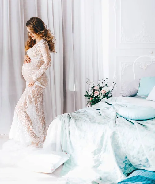 Portre Studio içinde güzel bir hamile kadın 