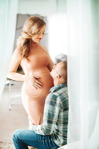 美丽的年轻夫妇期待婴儿摆在工作室 — 图库照片