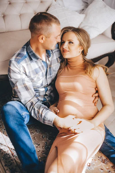 Güzel genç çift bekliyor bebek Studio poz 