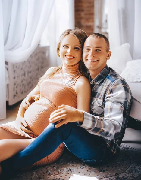 Bella Giovane Coppia Attesa Bambino Posa Studio — Foto Stock