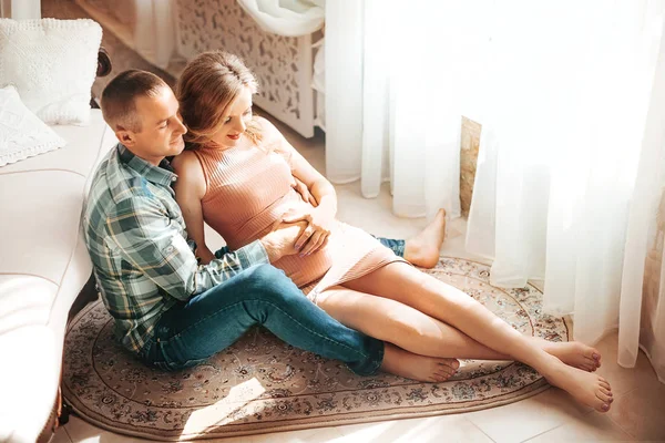 Bela Jovem Casal Esperando Bebê Posando Estúdio — Fotografia de Stock