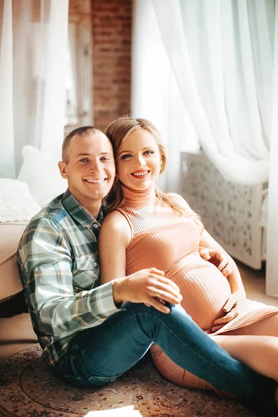 Güzel genç çift bekliyor bebek Studio poz 