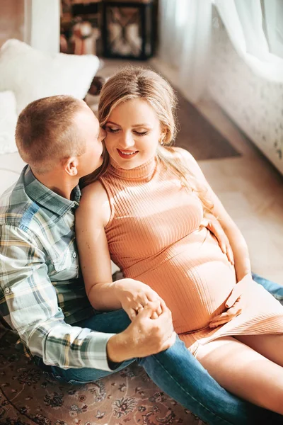 Güzel genç çift bekliyor bebek Studio poz 