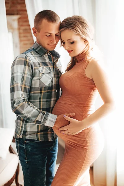 Hermosa Pareja Joven Esperando Bebé Posando Studio — Foto de Stock