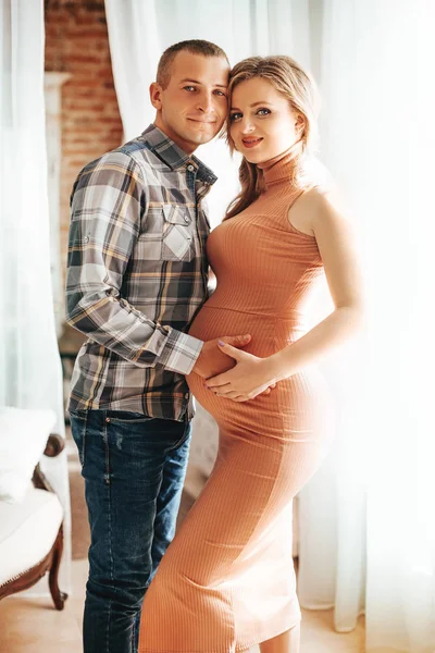 Güzel genç çift bekliyor bebek Studio poz 