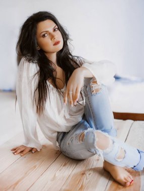 Beyaz bluz ve kot Studio poz güzel genç kadın 