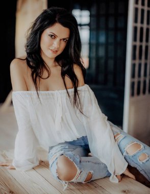 Beyaz bluz ve kot Studio poz güzel genç kadın 