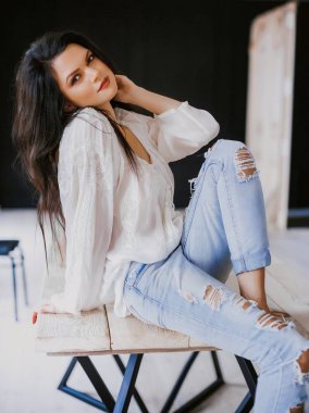 Beyaz bluz ve kot Studio poz güzel genç kadın 