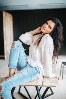 Beyaz bluz ve kot Studio poz güzel genç kadın 