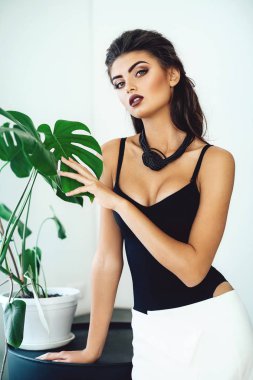 Siyah gövde ve Studio beyaz etek poz güzel genç kadın 