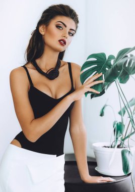 Siyah gövde ve Studio beyaz etek poz güzel genç kadın 