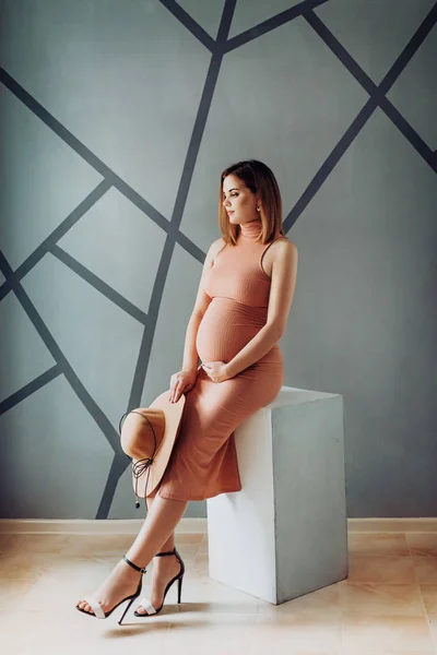 아름다운 임신 한 여자의 모습 — 스톡 사진