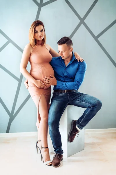 Güzel genç çift bekliyor bebek Studio 