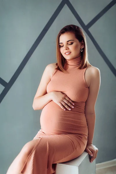Retrato Una Hermosa Mujer Embarazada Vestido Estudio —  Fotos de Stock