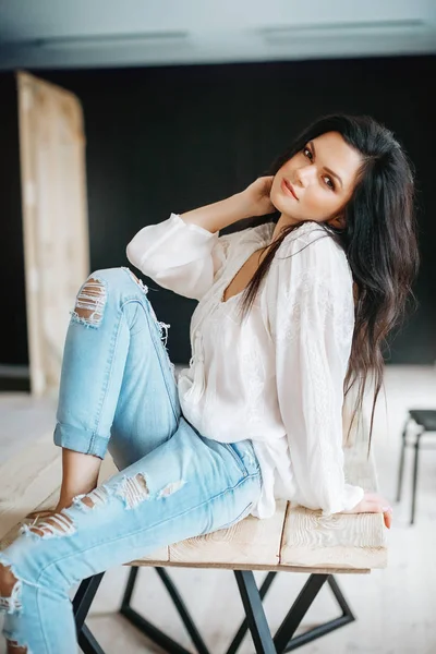 Beyaz bluz ve kot Studio poz güzel genç kadın 