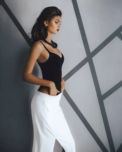 Hermosa Joven Posando Cuerpo Negro Falda Blanca Estudio —  Fotos de Stock