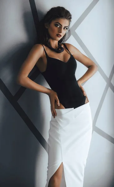 Mulher Bonita Posando Corpo Preto Saia Branca Estúdio — Fotografia de Stock