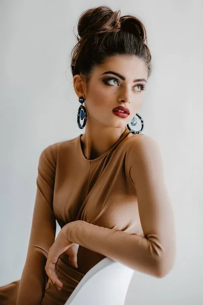 Beautiful Young Woman Posing Fashion Beige Top Beautiful Earrings Studio — Stock Photo, Image