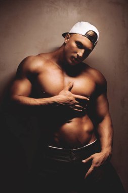 Güçlü sağlıklı yakışıklı atletik adam çıplak gövde ile portresi