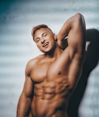 Güçlü sağlıklı yakışıklı atletik adam çıplak gövde ile portresi