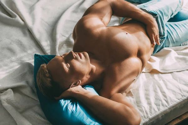 Porträtt Starka Friska Stilig Atletisk Man Poserar Sängen — Stockfoto