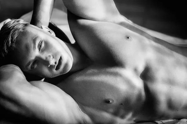 Güçlü Sağlıklı Yakışıklı Atletik Erkek Yatakta Poz Portresi — Stok fotoğraf