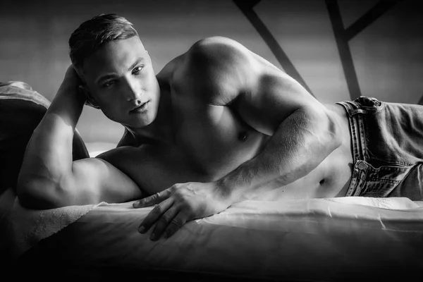 Porträtt Starka Friska Stilig Atletisk Man Poserar Sängen — Stockfoto