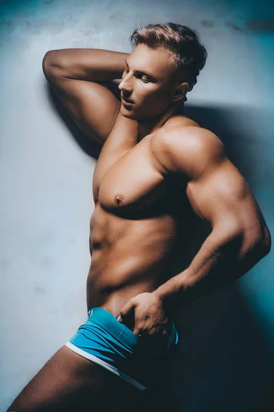 Retrato Hombre Atlético Guapo Fuerte Sano Con Torso Desnudo — Foto de Stock