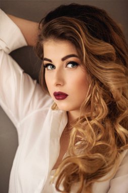 Beyaz bluz poz güzel genç kadın 