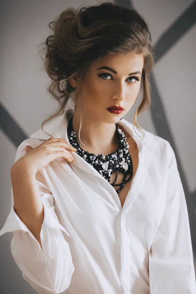 Piękna Młoda Kobieta Naszyjnik Pozowanie Białej Bluzce — Zdjęcie stockowe