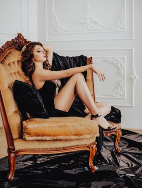 Studio siyah, seksi iç çamaşırı poz güzel genç kadın