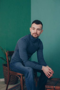 Balıkçı yaka studio poz içinde şık adam