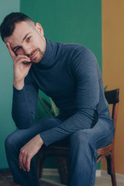 Balıkçı yaka studio poz içinde şık adam