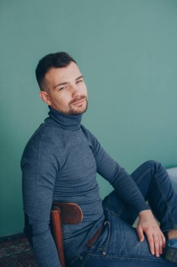 Balıkçı yaka studio poz içinde şık adam