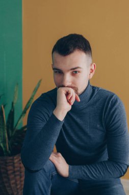 Balıkçı yaka studio poz içinde şık adam