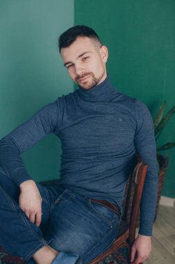 Balıkçı yaka studio poz içinde şık adam